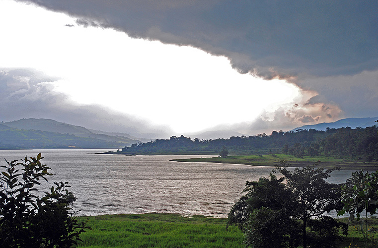 Monsunwolken über dem Panshet-Stausee nahe Pune - Western Ghats 17