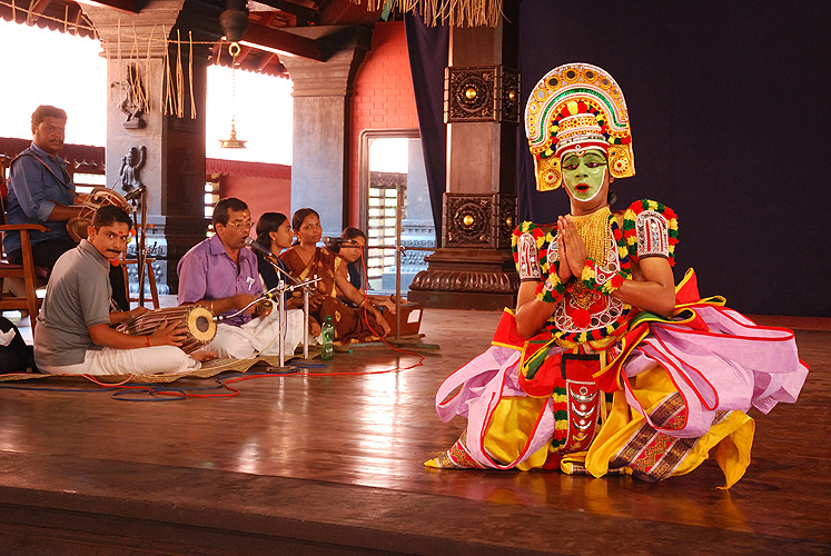 Kathakali-Tänzer mit Musikern