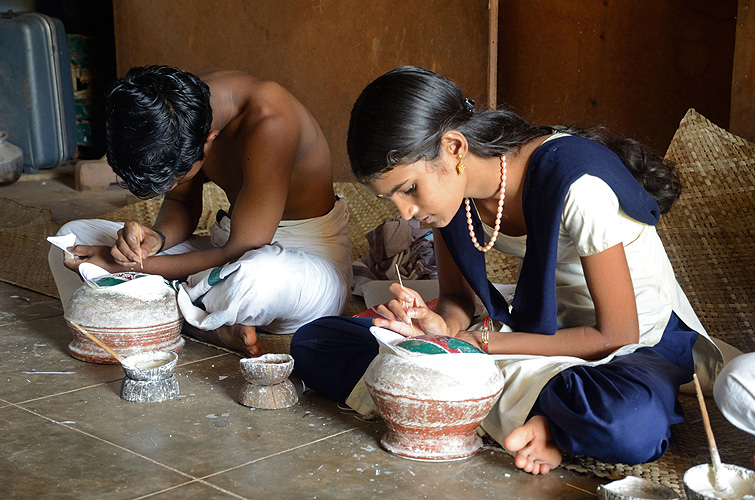 Maskenarbeit an der Kunstakademie Kerala Kalamandalam