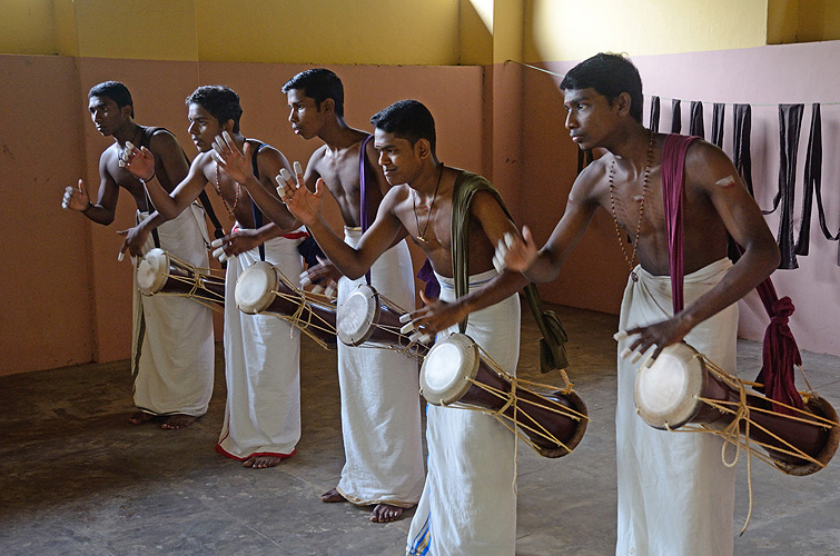 Trommelunterricht an der Kunstakademie Kerala Kalamandalam