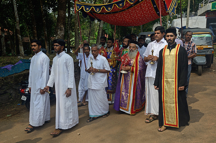 Christliche Würdenträger während einer Prozession