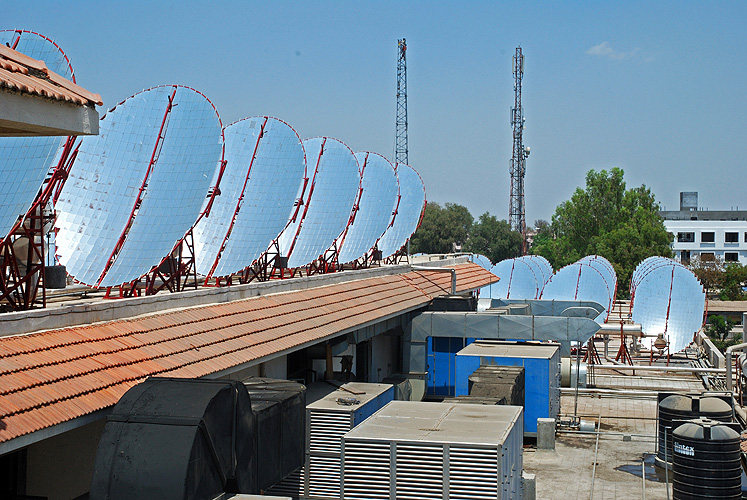 Solaranlage auf dem Dach der Kantine des Sai-Baba-Tempels 