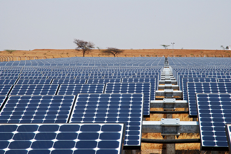 Sonnenpaneele in einer Solarstromfabrik, Maharashtra