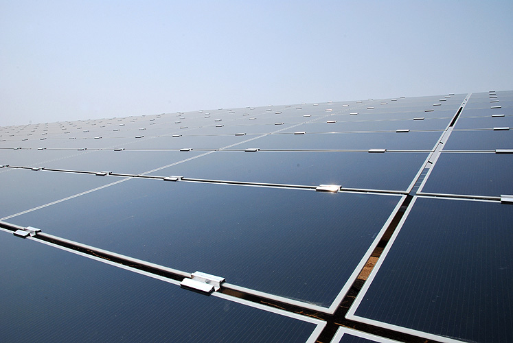 Sonnenpaneele in einer Solarstromfabrik, Maharashtra  