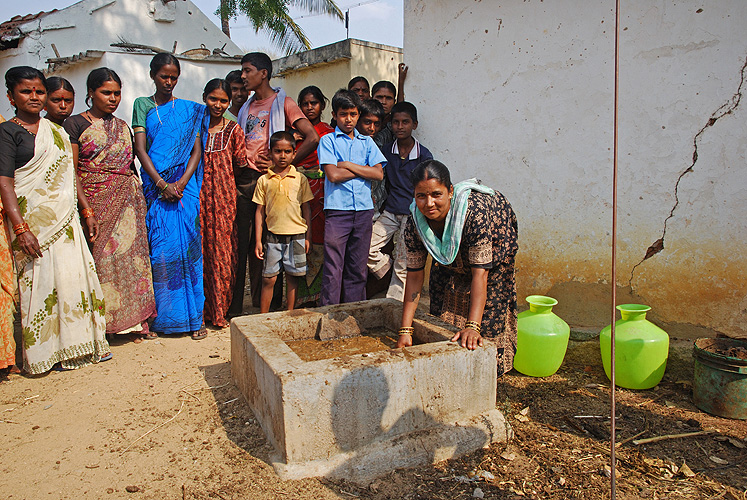 Bäuerin beschickt ihre Biogasanlage, Karnataka 