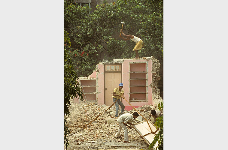 Recycling von Bauteilen bei Abriss eines Hauses, Pune