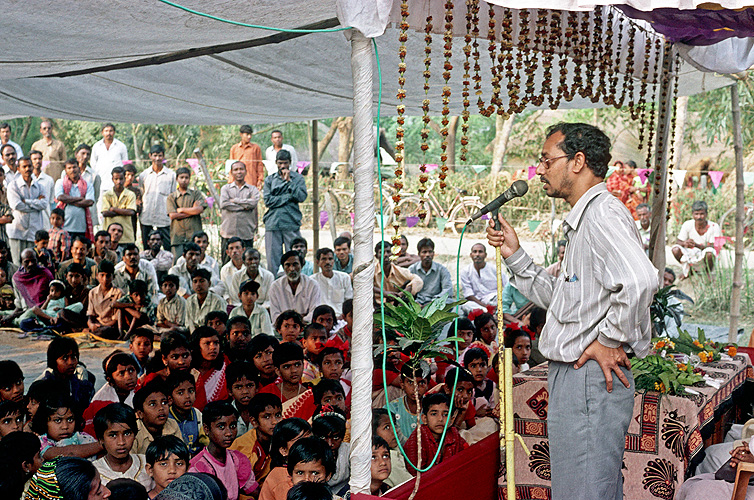 Enwicklungsexperte hält Ansprache im Dorf, Sunderbans