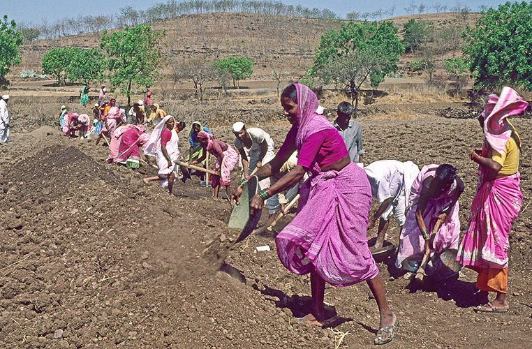 Dorfbewohner bei Erdarbeiten für Bewässerungsprojekt