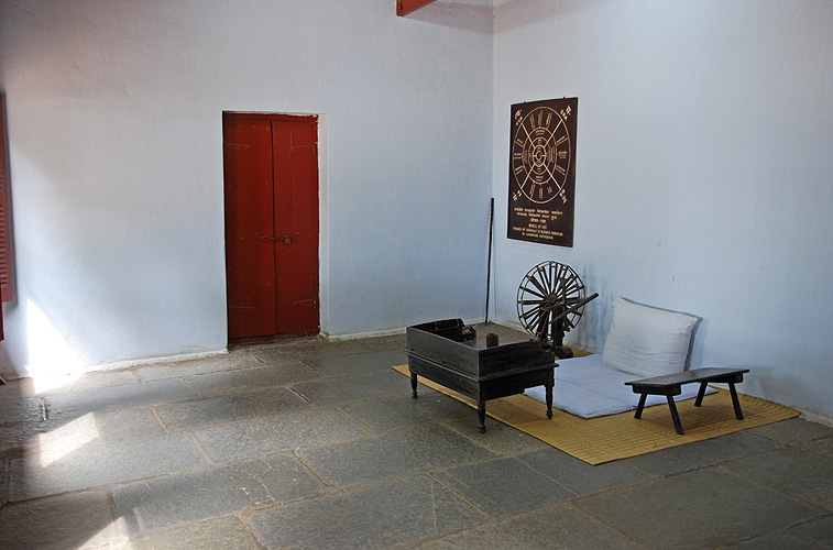 M. Gandhis Schreibtisch im Sabarmati Ashram, Ahmedabad  - Geschichte 03