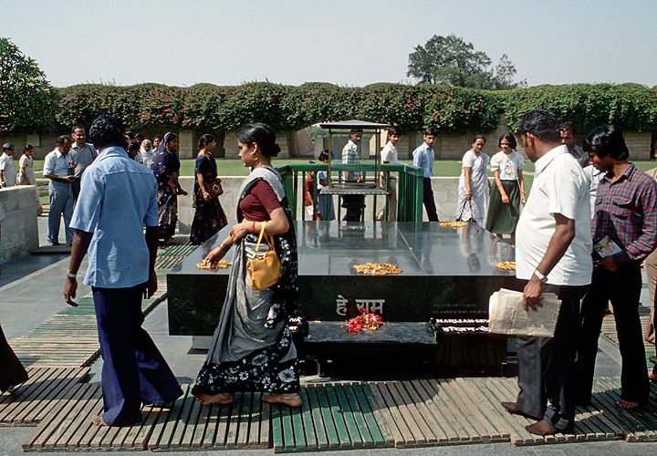 Gandhis Grabmal in Neu-Delhi ist eine Pilgerstätte - Geschichte 04
