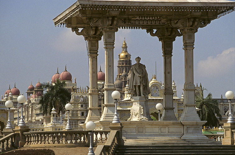 Statue des Maharaja von Mysore vor seinem Schloss - Geschichte 07