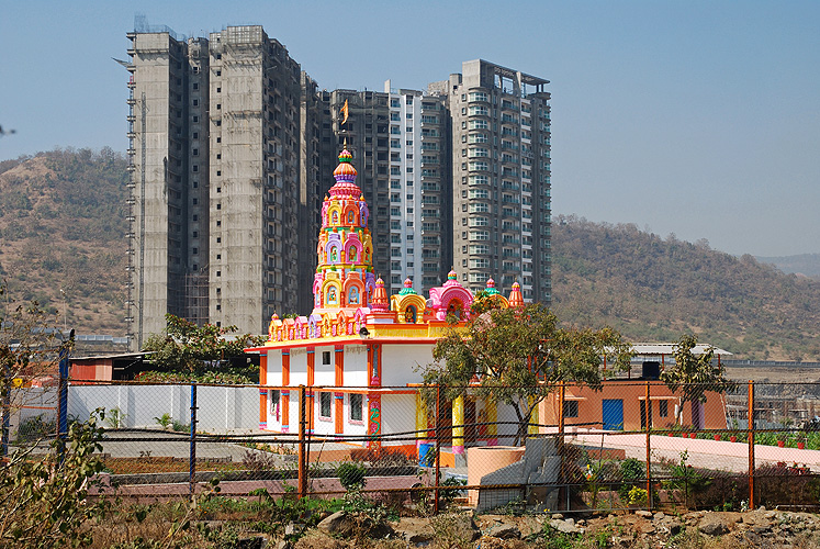  Apartment-Hochhaus überragt Hindutempel, Pune 