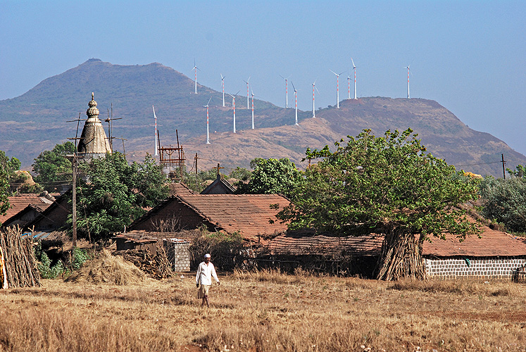  Windkraftwerk im Western Ghats-Gebirge nahe Pune