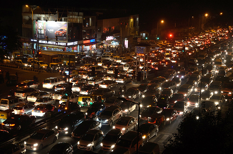  Nächtlicher Verkehrsstau in New-Delhi
