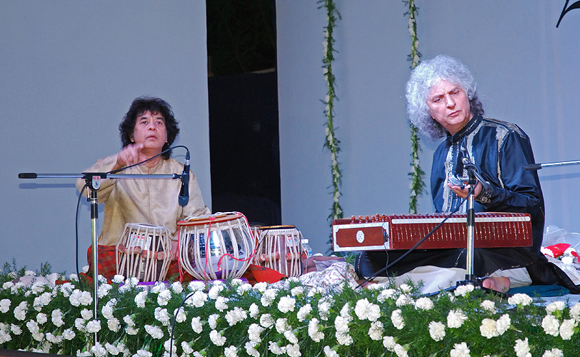 Musiklegenden Zakir Hussain und Shivkumar Sharma im Konzert