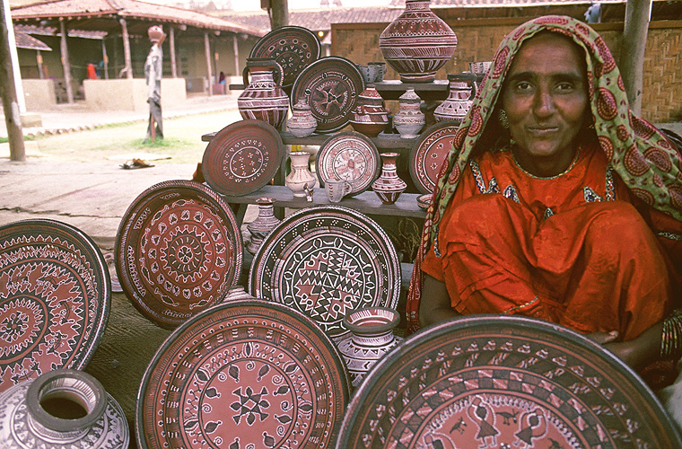 Töpferin aus Kuchh präsentiert traditionelle Waren