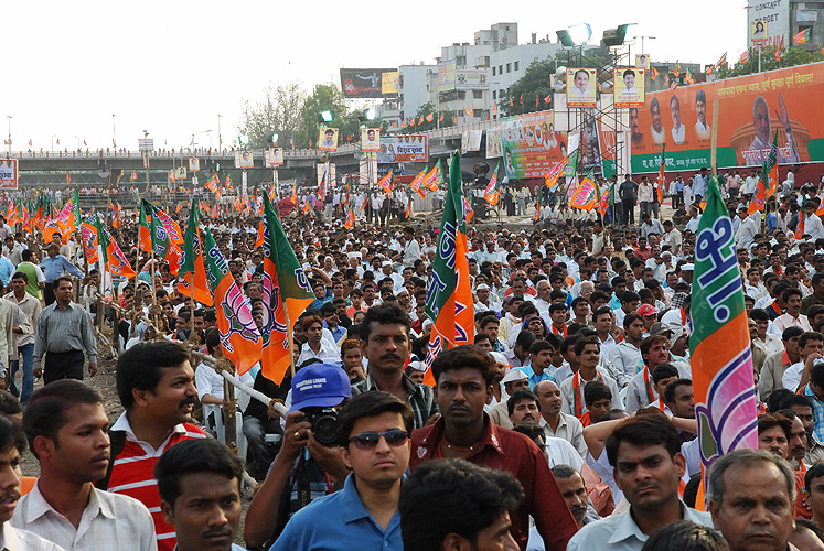 Besucher einer Wahlveranstaltung der BJP in Pune