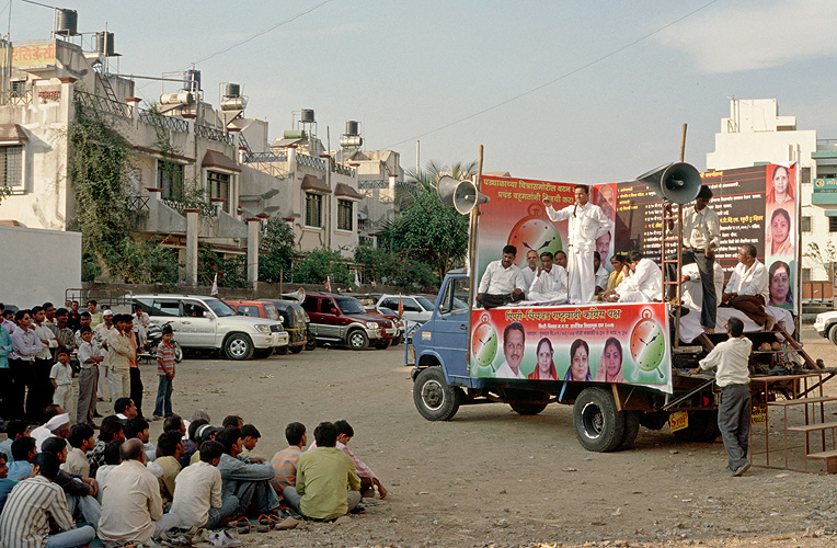 Ein Lastwagen dient als Bühne für eine Wahlkampfrede in Pune