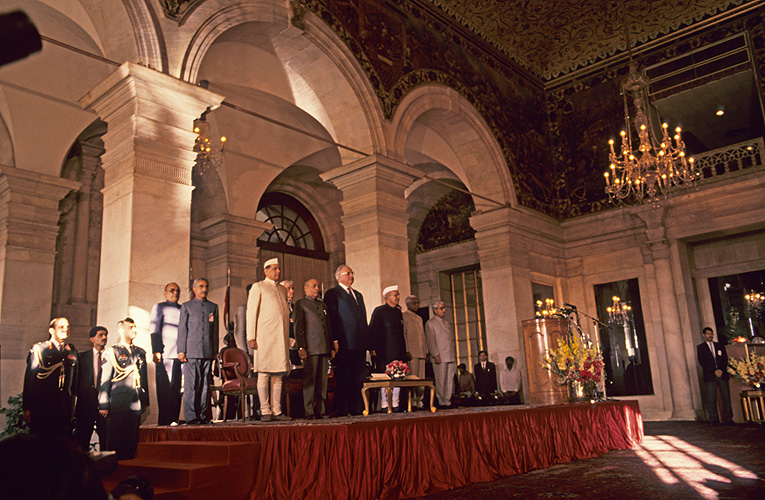 Im Präsidentenpalast erhält Ex-Bundeskanzler Kohl den Gandhi-Preis