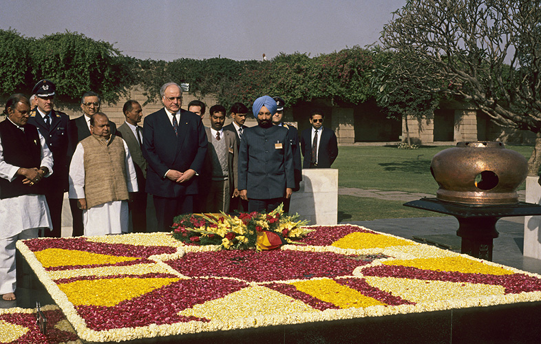 Ex-Bundeskanzler Helmut Kohl an der Gedenkstätte für Mahatma Gandhi