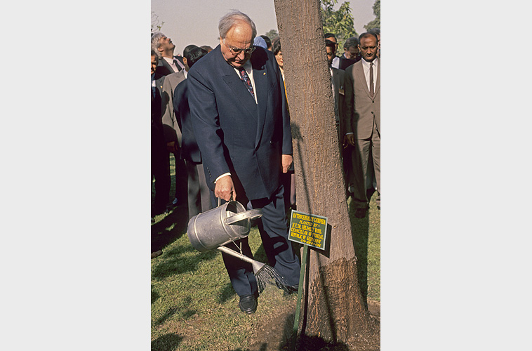Ex-Bundeskanzler H. Kohl gießt in New Delhi einen Baum