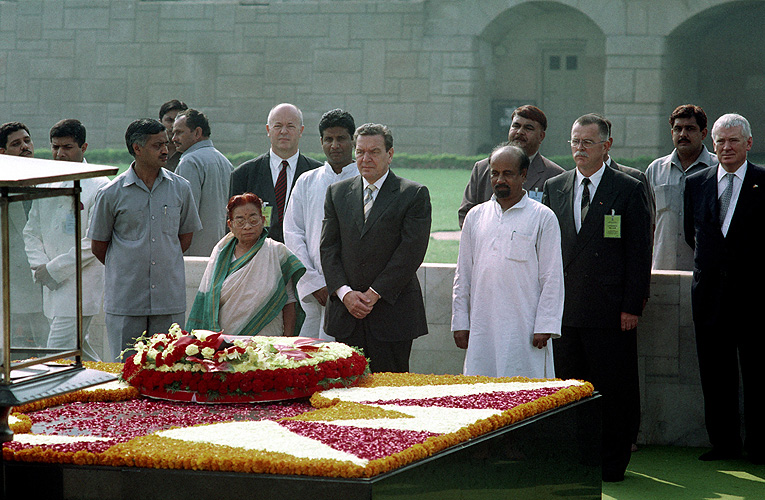 Ex-Bundeskanzler Gerhard Schröder an der Gedenkstätte für Gandhi