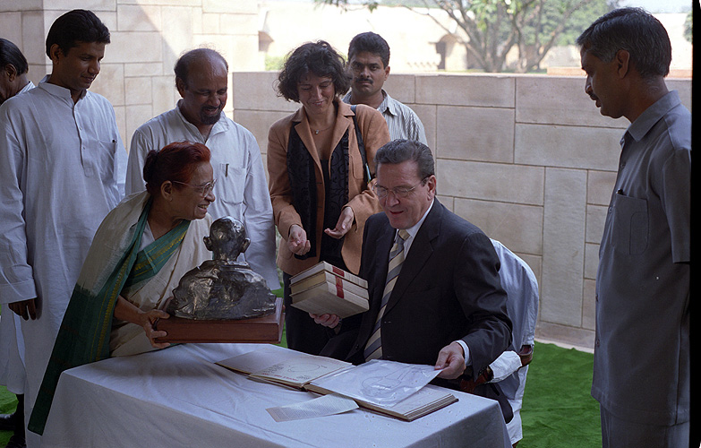 Ex-Bundeskanzler Gerhard Schröder an der Gedenkstätte für Gandhi