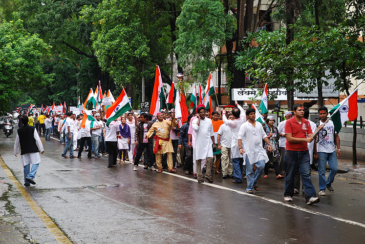 Nationalflaggen bei einer Demonstration gegen Korruption, Pune