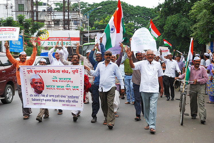 Solidarität für Anti-Korruptionskämpfer Anna Hazare in Pune