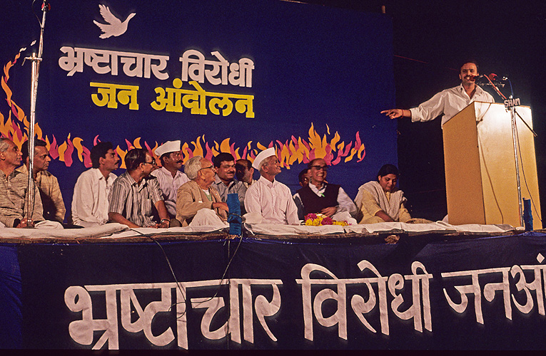 Anna Hazare protestiert 2008 in Pune erstmals gegen Korruption