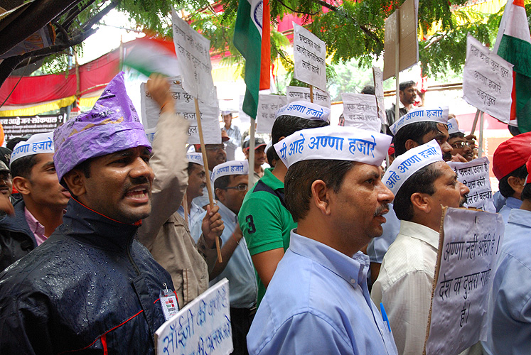 'Ich bin Anna Hazare' steht auf den Mützen der Demonstranten