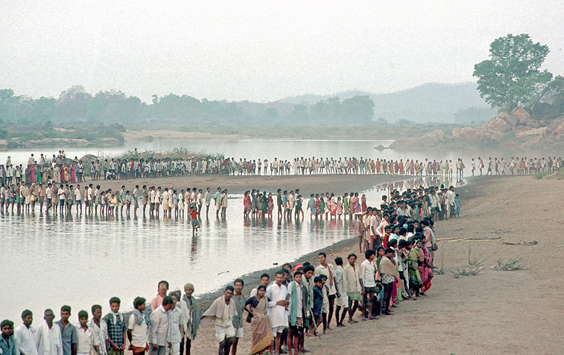 Adivasi bilden Menschenkette gegen Staudammbau am Indrawati-Fluss