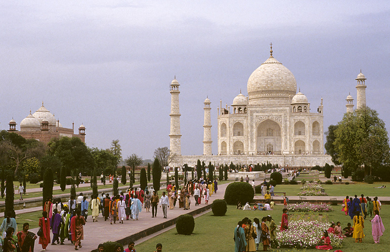 Indiens berühmteste Touristenattraktion: Das Taj Mahal in Agra - Touristen 01