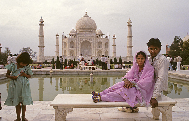 Indisches Hochzeitspaar vor dem Taj Mahal-Mausoleum in Agra - Touristen 02