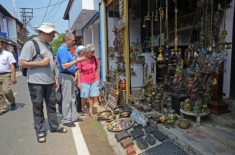 Touristen besichtigen Auslagen eines Souvenirladens, Kochi, Kerala - Touristen 06