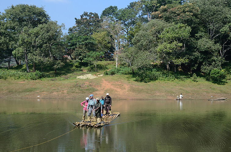 Floßfahrt während einer Wanderung im Gebirge, Periyar, Kerala - Touristen 13