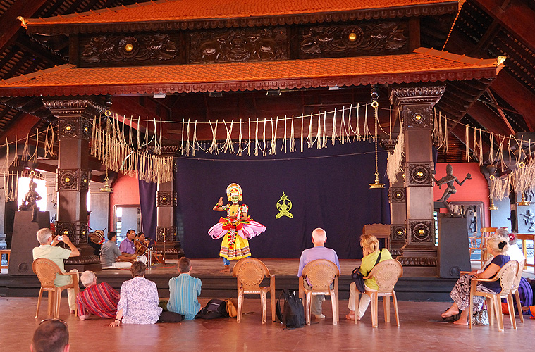 Traditionelle Tanzdarbietung für Touristen in Kerala - Touristen 16
