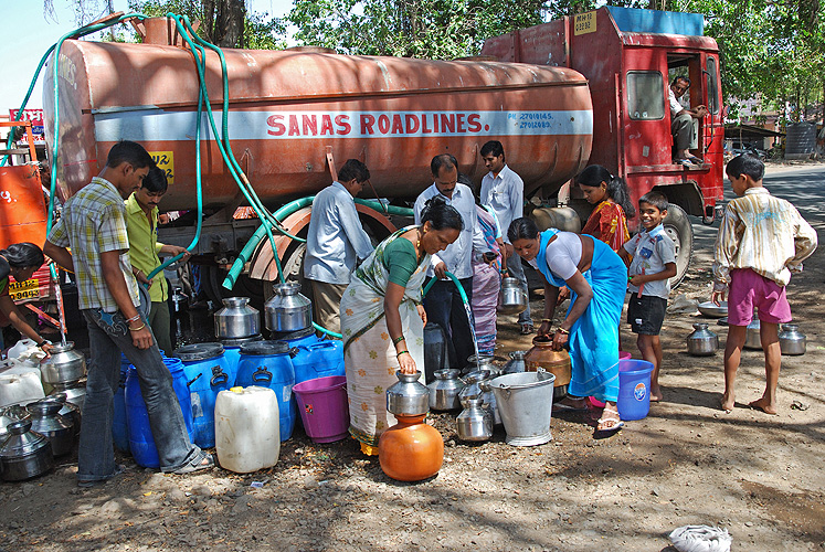  Trinkwasserlieferung für dürstende Dorfbewohner 