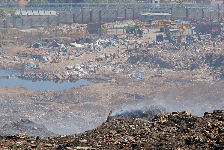  Arbeiter auf einer Müllkippe nahe Pune