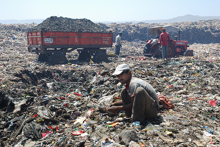 Müllsammler sucht auf einem Müllberg nach Wertstoffen