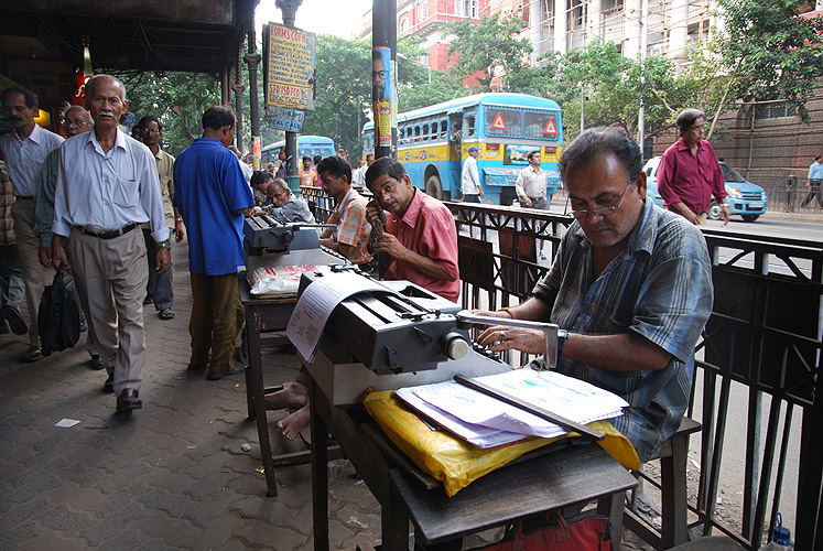 Amtschreiber vor einem Gerichtsgebäude, Kolkata