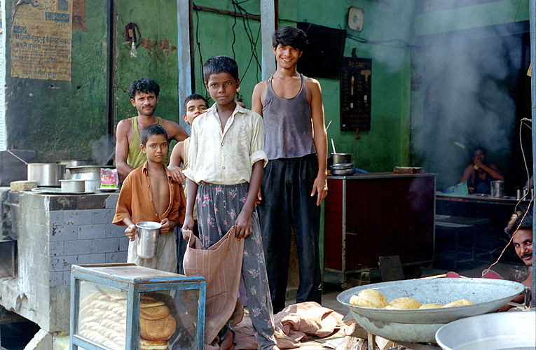 Kinderarbeiter in einem Restaurant in Delhi