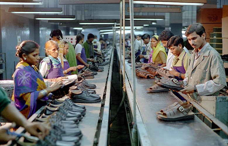 Arbeiter in einer Schuhfabrik nahe Agra