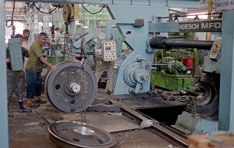 Fabrikhalle in einem staatlichen Maschinenbaubetrieb, Mumbai