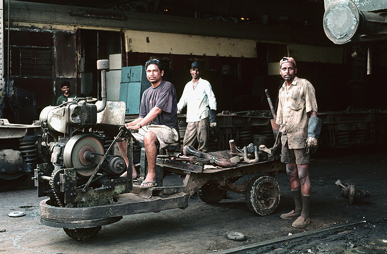 Arbeiter in einem staatlichen Maschinenbaubetrieb, Mumbai