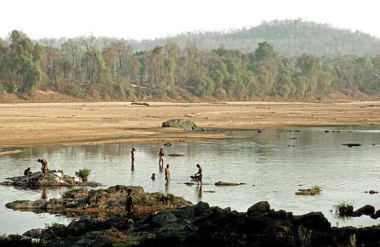  Adivasi baden im Fluss, Maharashtra 