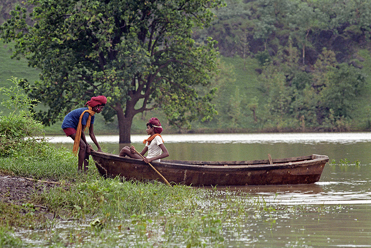  Bhil-Jugendliche am Narmada-Fluss, Madhya Pradhesh 