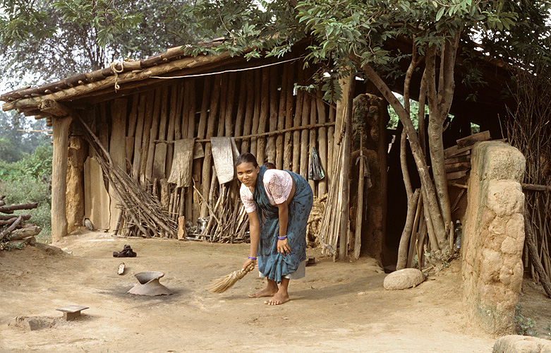  Hausfrau in einem Munda-Dorf, Jharkhand 