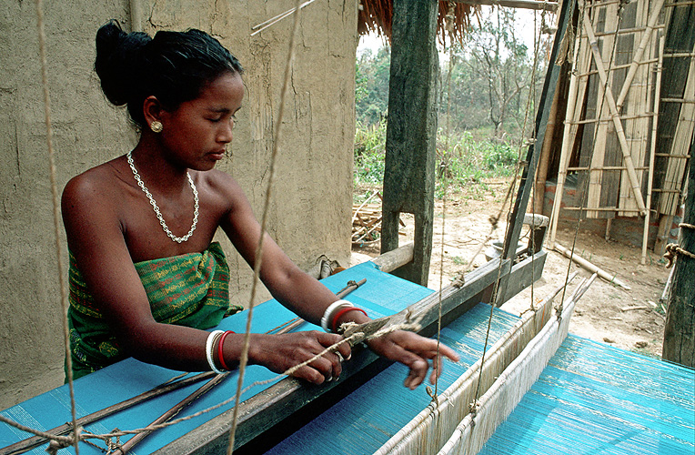  Bodo-Frau webt einen Sari, Assam
