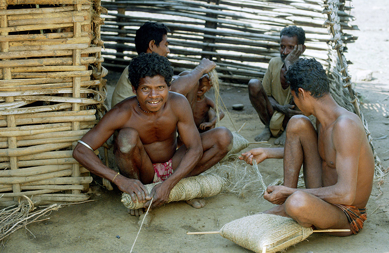  Madia-Gond knüpfen Seile aus Naturfasern, Maharashtra